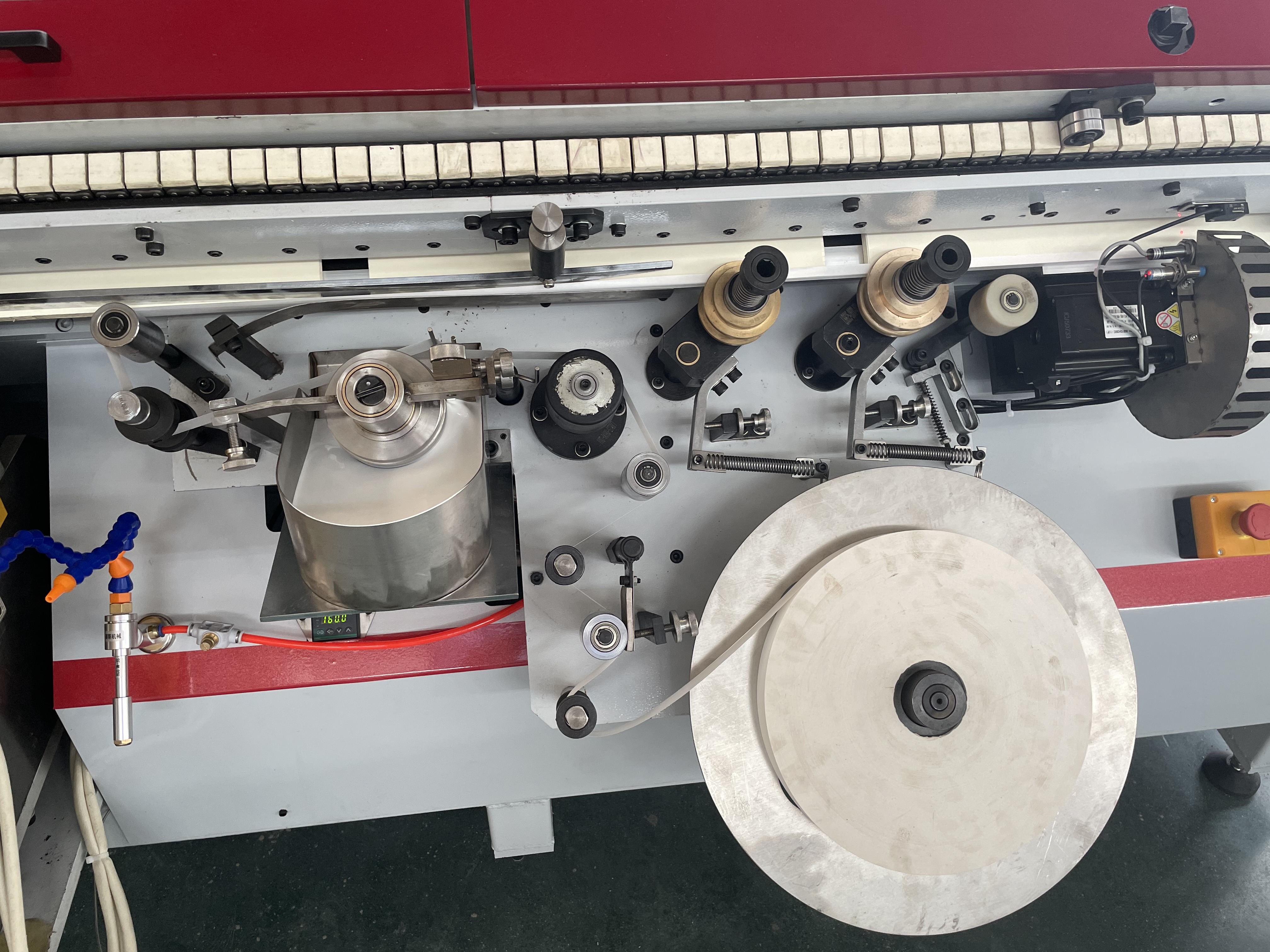 Heißmeltkleberpapierbandbindungsmaschine mit Endpapiermaschine