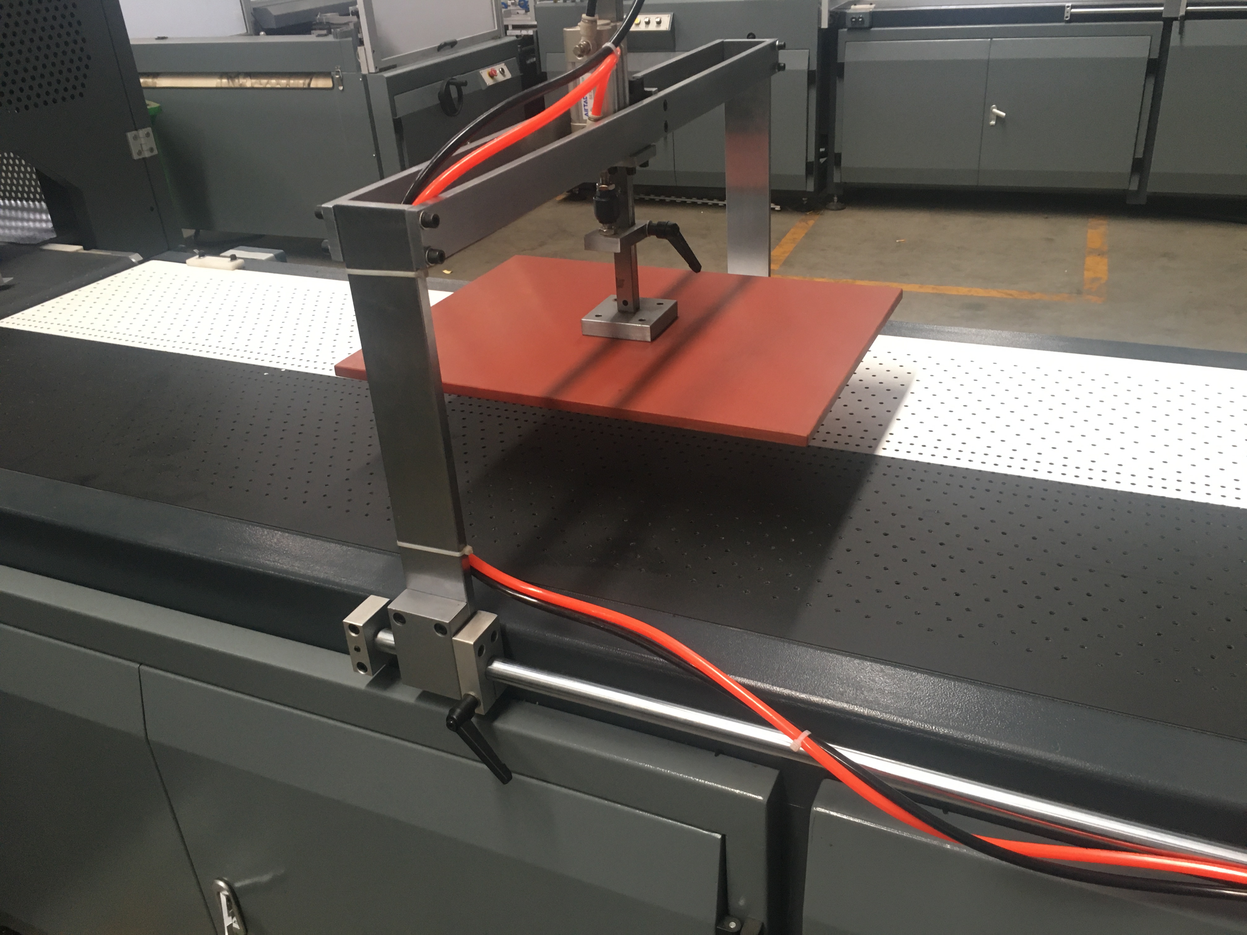 Automatische Maschine zur Herstellung von starren Boxen