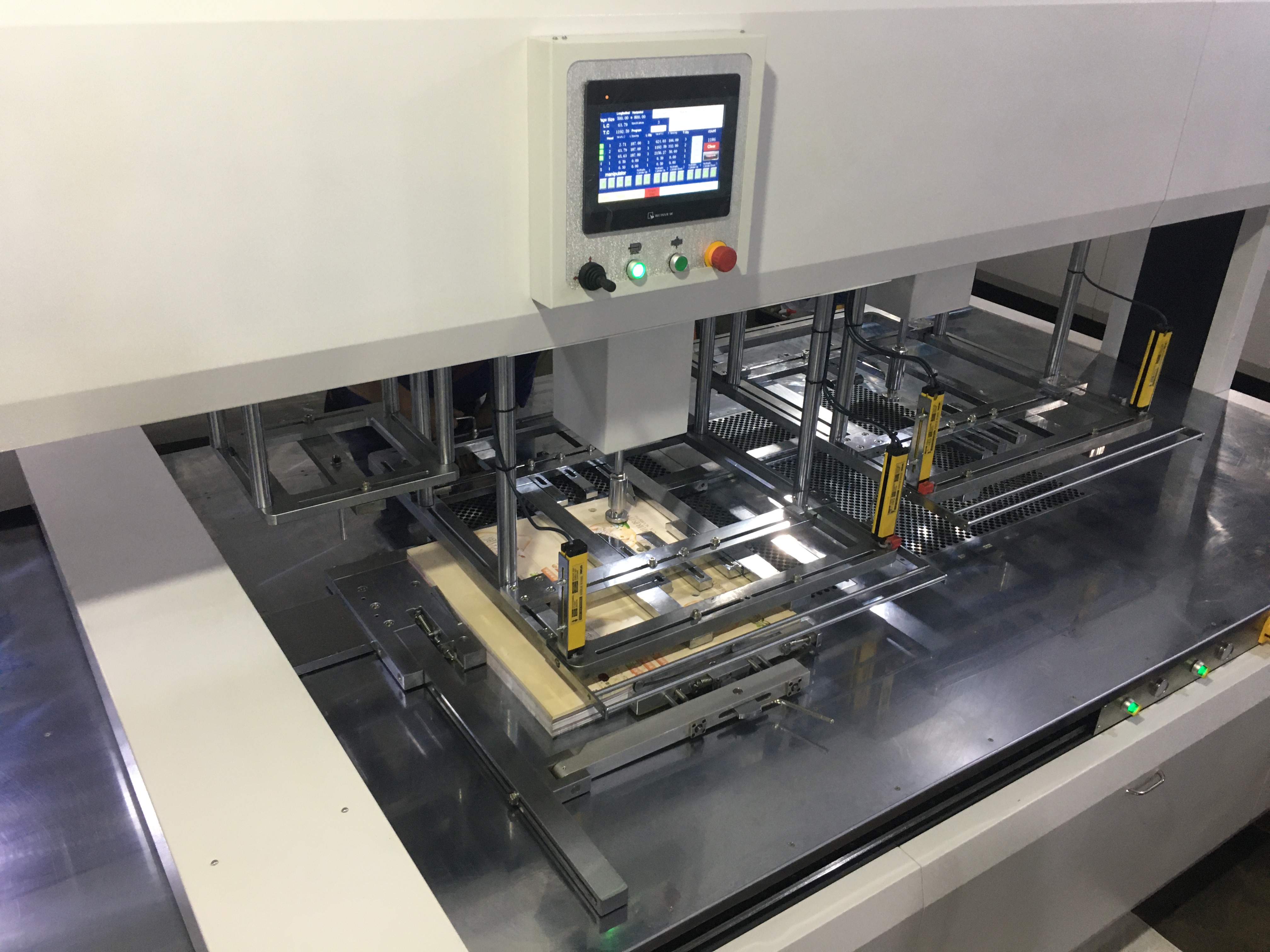 Automatische Abisoliermaschine für Papierschachteln mit drei Abisolierköpfen