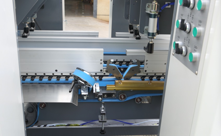 Automatische 1450 gerade Line Lock Bottom Folding Klebermaschine